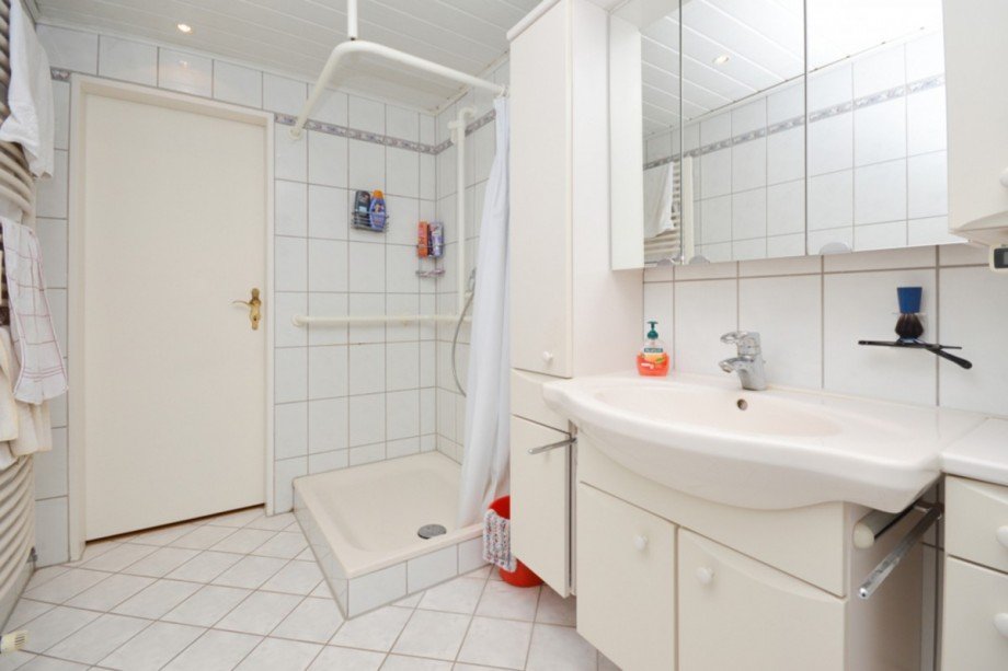 ...mit altersgerechter Dusche Mehrfamilienhaus R�sselsheim