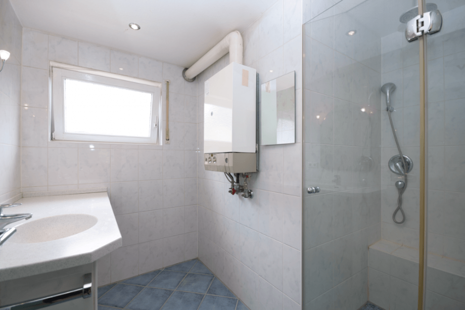 Hell gefliestes Tageslichtbad Terrassenwohnung Bad Schwalbach
