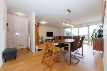 Lichtdurchflutetes Wohnzimmer.. Moderner Familientraum: Gartenwohnung am Weinberg