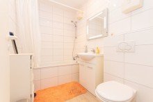 Helles Bad mit gro�formatigen Fliesen und hochwertigen Elementen - EG Attraktive Zweizimmerwohnung in Mainz Marienborn  f�r Eigennutzer und Investoren