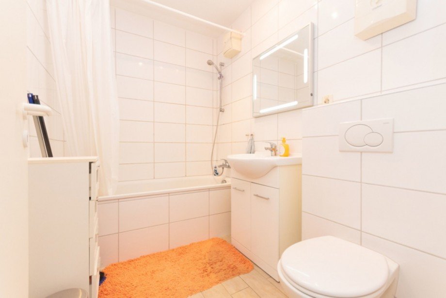 Helles Bad mit gro�formatigen Fliesen und hochwertigen Elementen - EG Etagenwohnung Mainz
