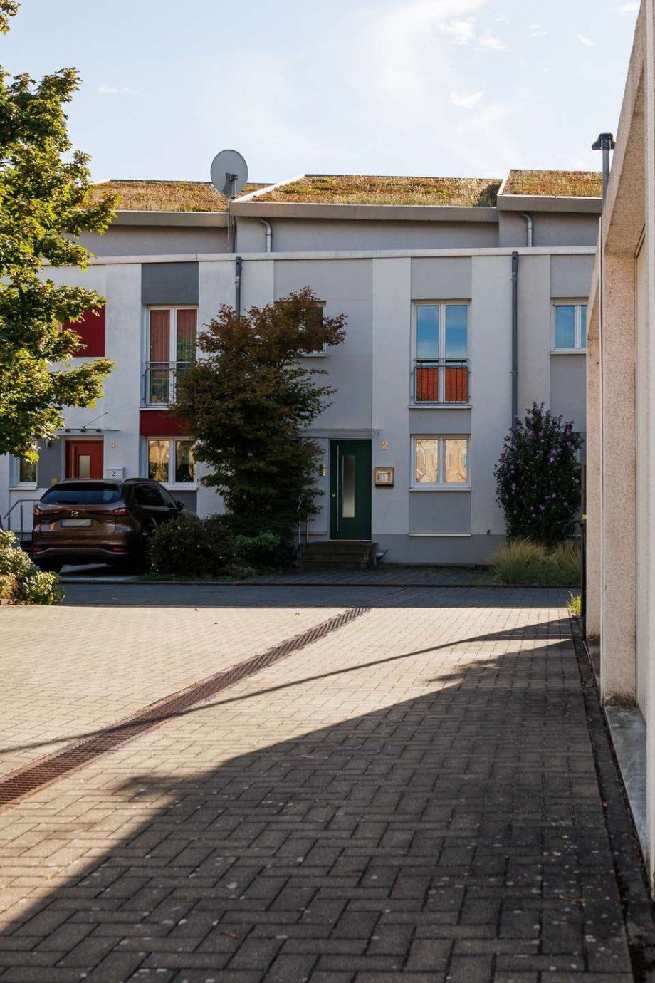 Eingangsbereich mit Stellplatz Reihenhaus Bischofsheim