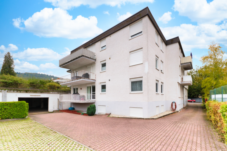 Innenhof mit Tiefgarage Kelkheim Wohnung Stilvoll Wohnen in Kelkheim-Fischbach mit sonniger XL Terrasse und Taunusblick