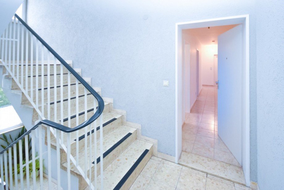 Helles, sauberes Treppenhaus Etagenwohnung Frankfurt