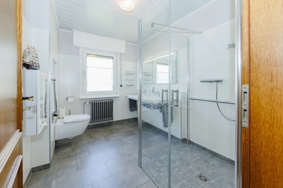 ...mit gro�er, begehbarer Dusche Einfamilienhaus Wiesbaden / Mainz-Kastel