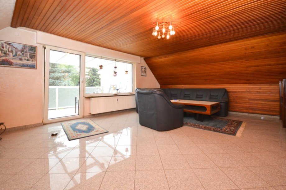 Wohnzimmer mit Balkon OG Mehrfamilienhaus R�sselsheim
