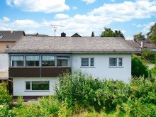 Gartenseite Bungalow mit Einliegerwohnung im Dornr�schenschlaf