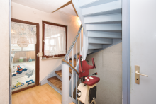 Treppenhaus OG mit Zugang zum Wintergarten Sanierungsobjekt mit Potenzial - Haus in guter Lage von L�hnberg