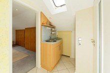 Teek�che DG Flexibles Mehrgenerationenhaus mit Traumblick und separatem B�ro in Bleidenstadt