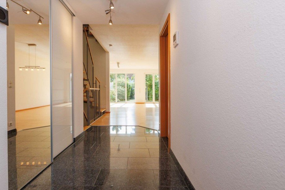 Diele mit XL-Ankleide hinter einer Schiebet�r Reihenhaus Bischofsheim