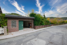 Gro�e Garage... Solides Haus mit gro�em Wohnbereich, XL-Balkon und Garten