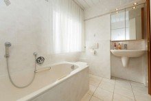 ...und Wanne Flexibles Mehrgenerationenhaus mit Traumblick und separatem B�ro in Bleidenstadt
