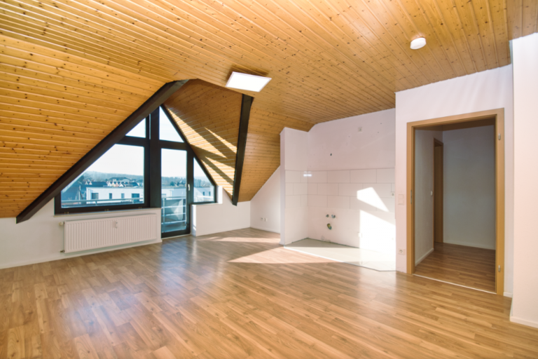 Gelungene Architektur: Gro�er, heller Raum... Taunusstein Etagenwohnung Helles Dachgeschoss-Apartment mit Balkon und Taunusblick f�r Kapitalanleger und Eigennutzer