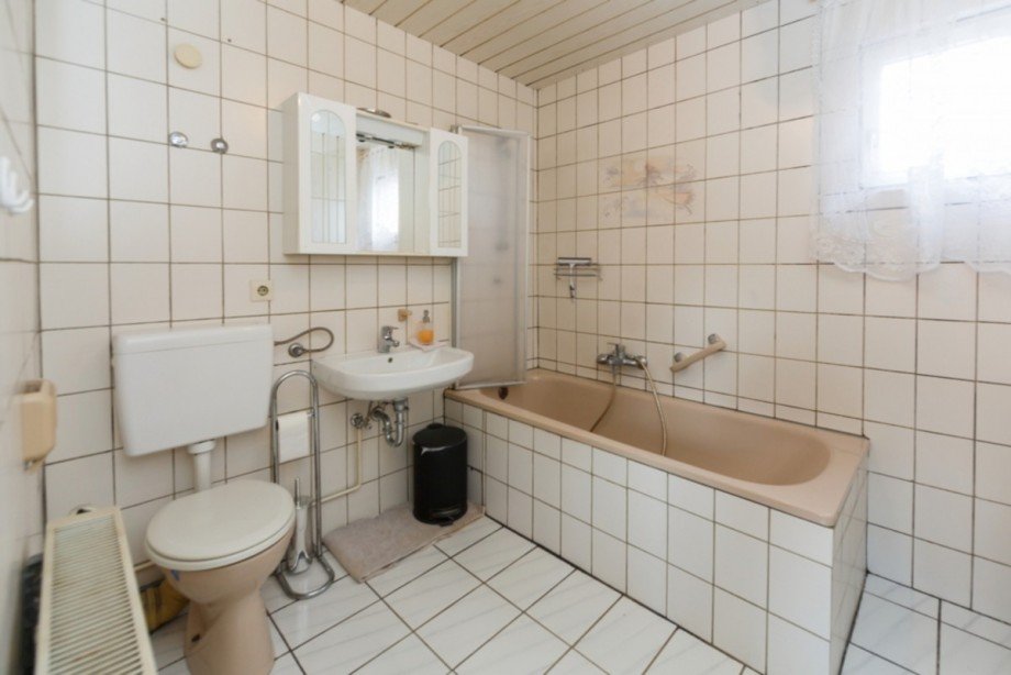 Tageslichtbad mit Wanne DG Doppelhaush�lfte Aarbergen / R�ckershausen