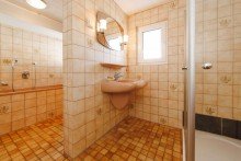 Tageslichtbad mit Wanne, 2 Waschbecken... Wohnen mit Herz: Modernisiertes Familienidyll mit Obstgarten und Platz f�r mehrere Generationen