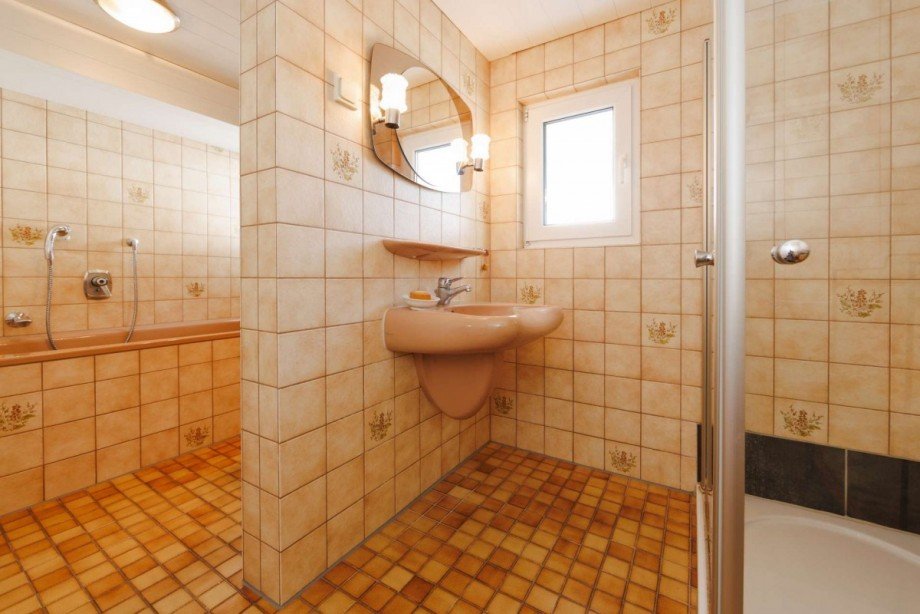 Tageslichtbad mit Wanne, 2 Waschbecken... Doppelhaush�lfte Taunusstein