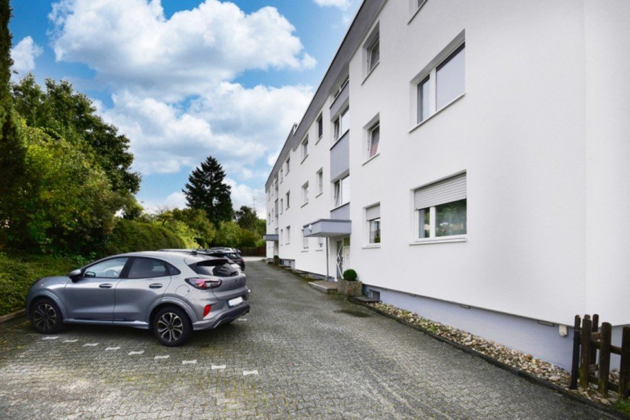 Stellplatz direkt vor der T�r Etagenwohnung Niedernhausen