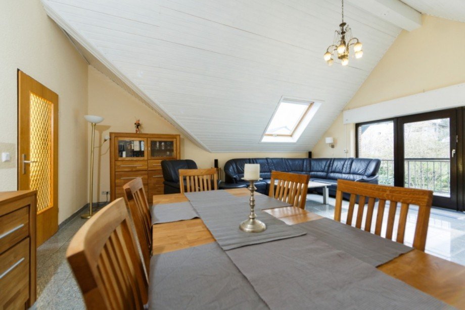Wohnzimmer mit Loggia DG Mehrfamilienhaus Taunusstein
