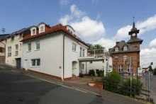 Innenhof mit �berdachten Stellpl�tzen und Anbau Einziehen und wohlf�hlen - hochwertig saniertes Zweifamilienhaus in Georgenborn