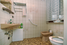 WC OG Sanierungsobjekt mit Potenzial - Haus in guter Lage von L�hnberg
