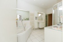 Luxuri�ses Bad mit gro�er Wanne und Dusche - OG Einziehen und wohlf�hlen - hochwertig saniertes Zweifamilienhaus in Georgenborn