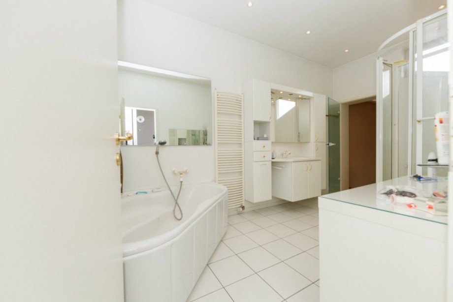 Luxuri�ses Bad mit gro�er Wanne und Dusche - OG Mehrfamilienhaus Schlangenbad / Georgenborn