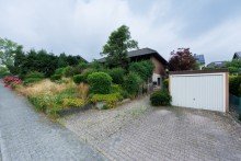 Praktische Garage mit vorgelagertem Stellplatz Willkommen in Ihrem neuen Bungalow - Ein Zuhause voller Potenzial