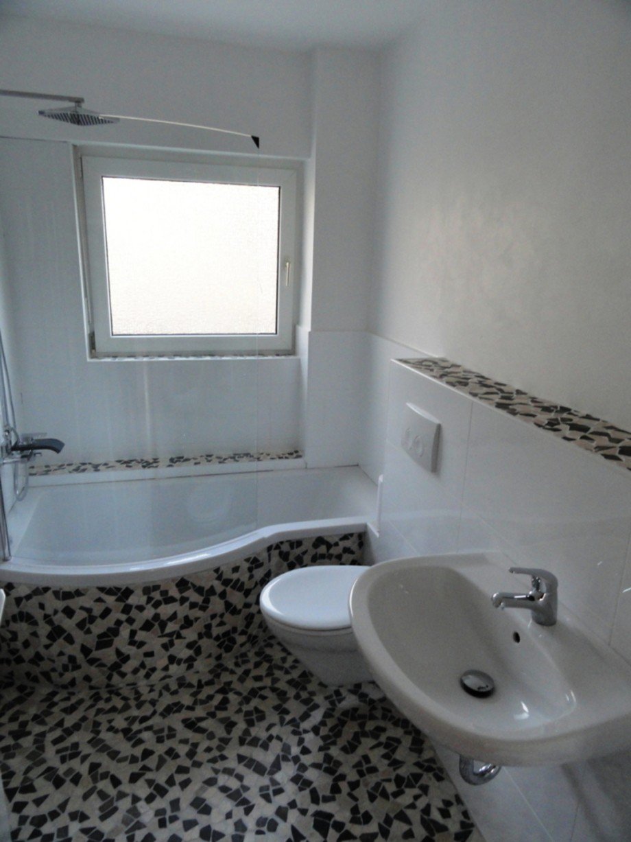 Tageslichtb�der mit Wanne, gl�serner Duschabtrennung...... Mehrfamilienhaus Aarbergen / Hausen �ber Aar