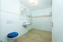 Barrierefreies Bad mit XXL Dusche Gut vermietete, barrierefreie Eigentumswohnung im Zentrum von Wehen
