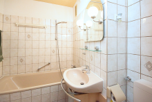 ...und gro�er Wanne Viel Wohnung f�rs Geld: Gr�n, gepflegt & gut geschnitten am Hahner Sonnenhang