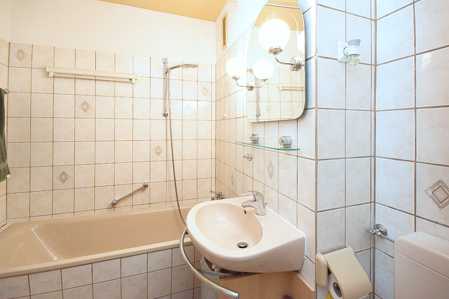 ...und gro�er Wanne Etagenwohnung Taunusstein / Hahn