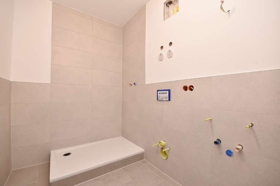 Bad mit XL Dusche Terrassenwohnung Wiesbaden