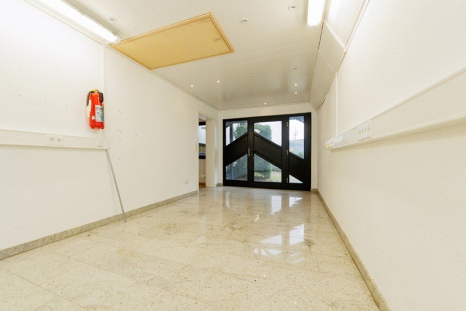 Gro�z�giger Eingangsbereich mit XL Ankleide Einfamilienhaus Idstein / Ehrenbach