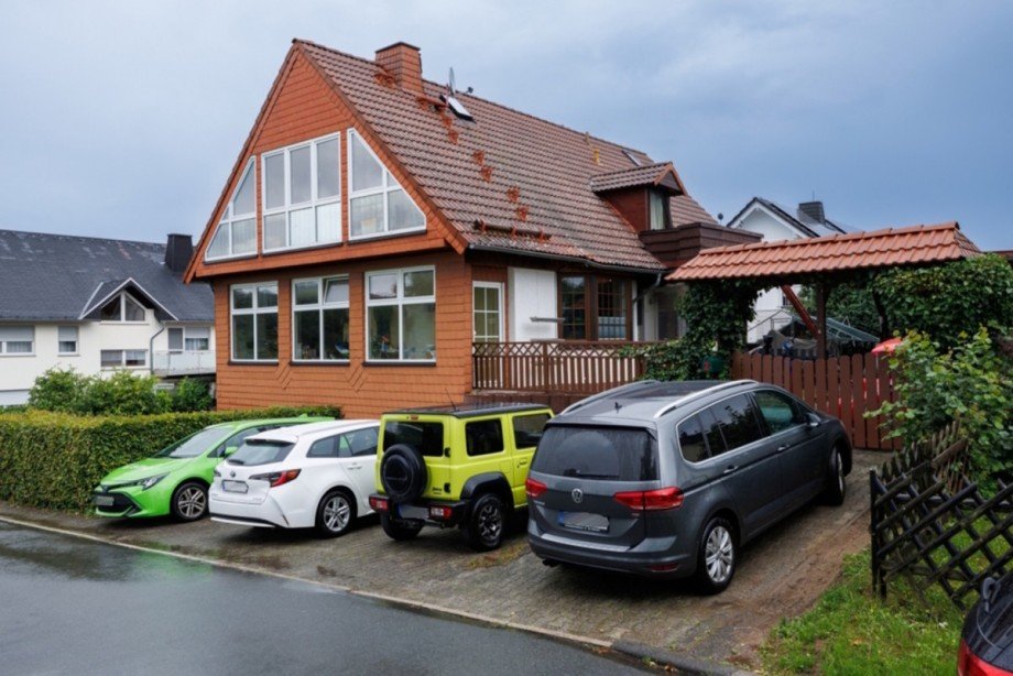 Haupteingang mit Stellpl�tzen Mehrfamilienhaus Heidenrod / Laufenselden