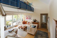 Blick von der Galerie auf Wohnzimmer und Flur Wohnen �ber den Weinbergen - Penthouse mit gro�er Dachterrasse