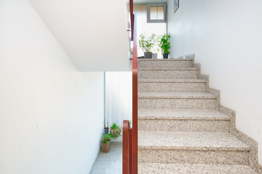 Helles Treppenhaus Etagenwohnung Taunusstein