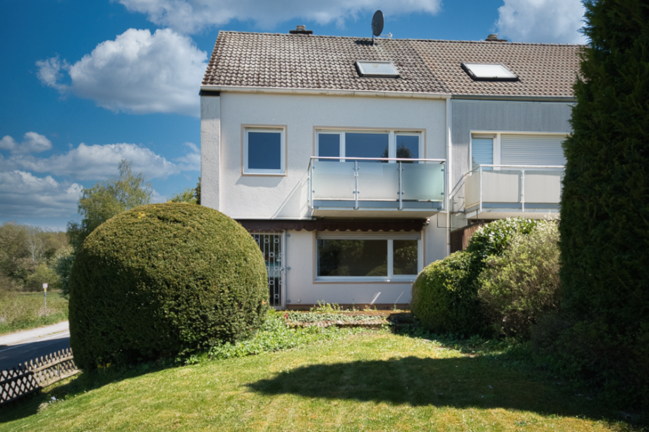 Gartenseite mit Balkon und Terrasse Doppelhaush�lfte Taunusstein