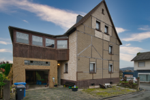 Eingangsbereich mit Garage und Wintergarten Sanierungsobjekt mit Potenzial - Haus in guter Lage von L�hnberg