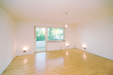 Gro�es Wohnzimmer mit S�dbalkon und viel Licht Attraktiver Preis und niedriges Hausgeld: Renovierungsbed�rftige Wohnung f�r Anpacker!