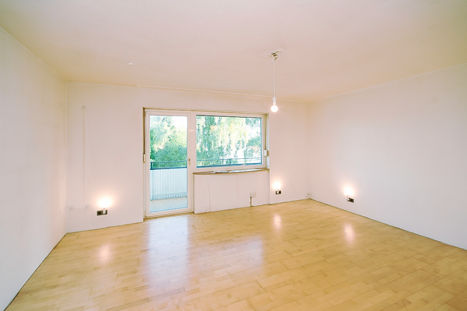 Gro�es Wohnzimmer mit S�dbalkon und viel Licht Wohnung Taunusstein