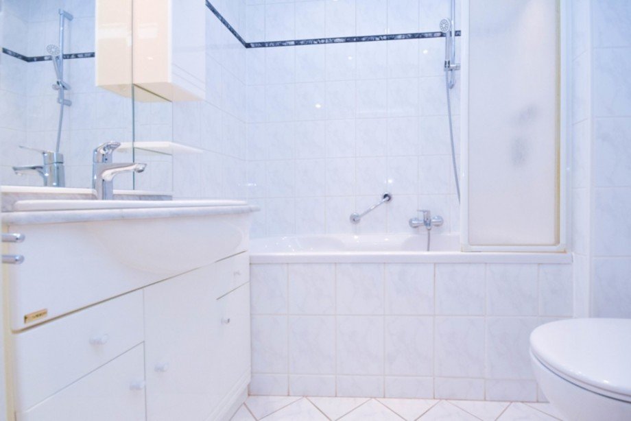 Bad mit Wanne und Duschabtrennung Etagenwohnung Wiesbaden / Nordost