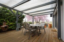 Gro�e Terrasse mit Treppe zum Garten Modernisiertes Traumhaus in Feldrandlage