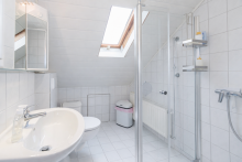 Modernes Bad mit bodengleicher Dusche DG Massivhaus mit Kamin und separater Wohnebene in Idstein-Walsdorf