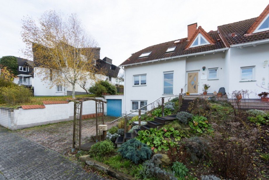 Eingangsbereich und Garage mit Stellplatz Doppelhaush�lfte Heidenrod