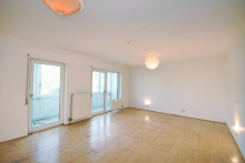 Schlafzimmer mit Zugang zum Wintergarten Perfekt f�r Paare und kleine Familien: Zuhause mit Kamin und kleinem Garten