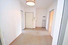 Diele Fu�l�ufig zu Mainzelbahn und Einkaufszentrum: Renovierungsbed�rftige, helle Wohnung in gepflegter Anlage