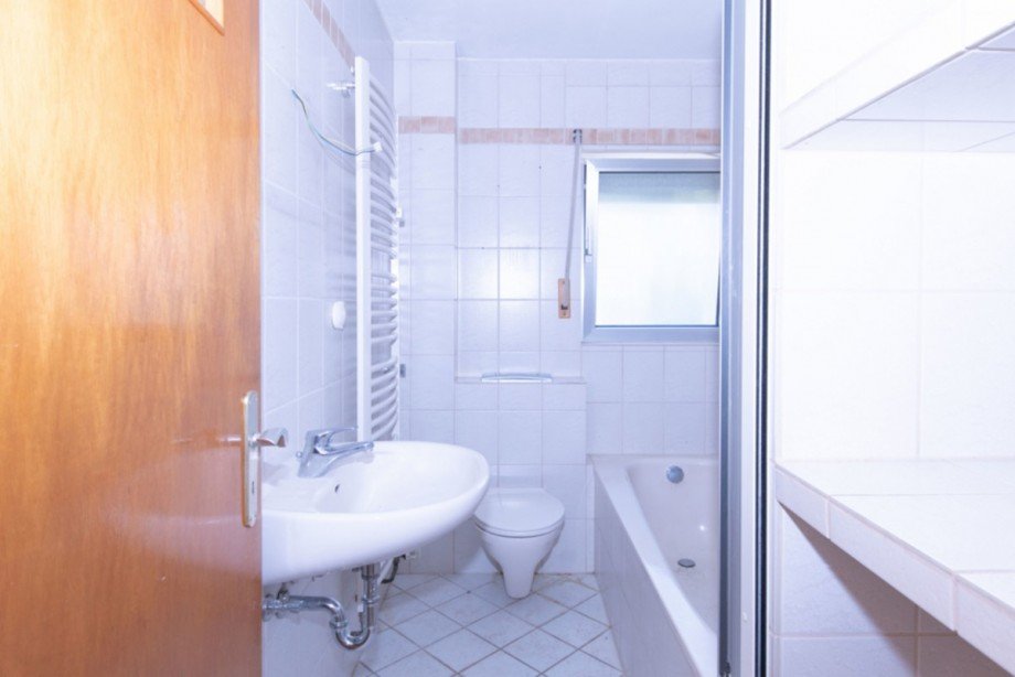 Modernes Bad EG Mehrfamilienhaus R�sselsheim