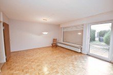 Gro�es Wohnzimmer mit Zugang zur Terrasse Anpacker aufgepasst: Sanierungsbed�rftiges Reihenhaus in guter Lage