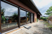 ...und Zugang zur sonnigen S�dterrasse... Willkommen in Ihrem neuen Bungalow - Ein Zuhause voller Potenzial