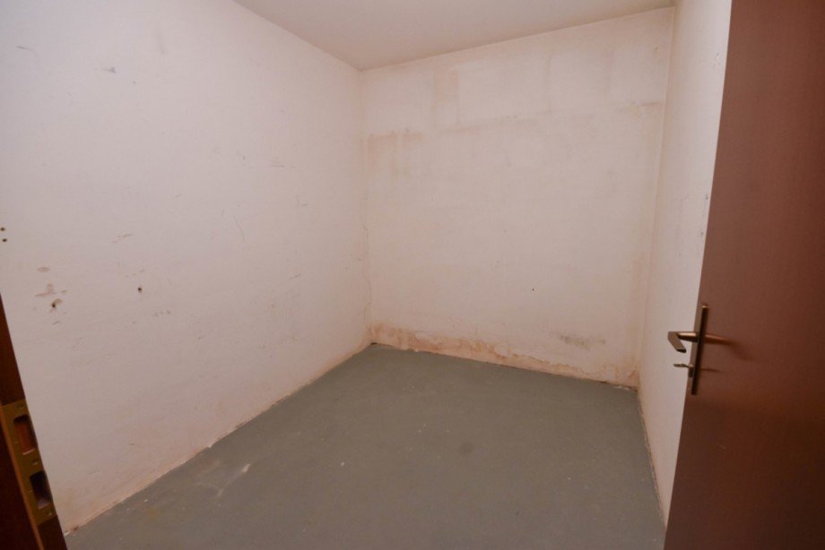 Eigener Kellerraum mit ordentlicher T�r und Stromanschluss Etagenwohnung Bischofsheim